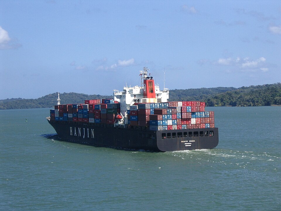 Barco de carga en el Canal de Panamá